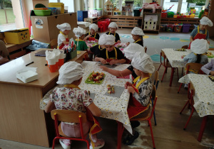 Dzieci robią szaszłyki owocowe
