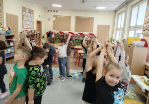 Dzieci baiwią się na dywanie