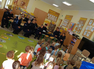 Komenda Powiatowa Policji w Łasku z wizytą u 4 i 5 latkow