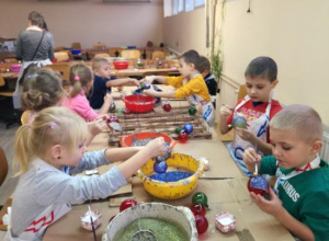 Wycieczka grupy IV i VI do fabryki bombek