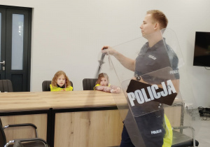 Policjant pokazuje rekwizyt