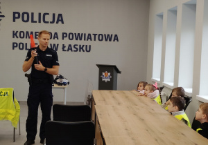 Policjant pokazuje rekwizyt