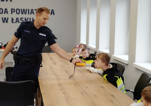 Policjant pokazuje rekwizyt