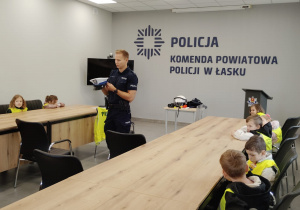 Policjant pokazuje rekwizyt