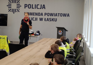 Policjant pokazuje rekwizyt