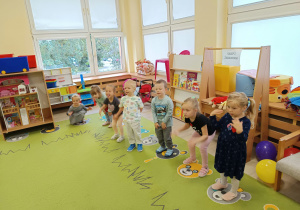 Wspólny taniec przy radosnej muzyce