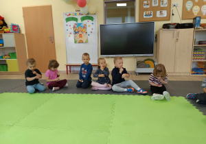 Dzieci naśladują panią