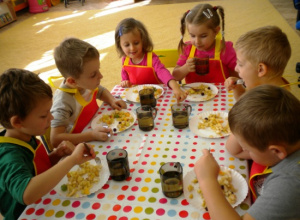 5 - latki potrafią samodzielnie zrobić sałatkę owocową