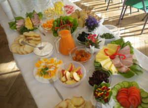 ,,Smacznie i zdrowo" - śniadanie w formie stołu szwedzkiego w grupie IV
