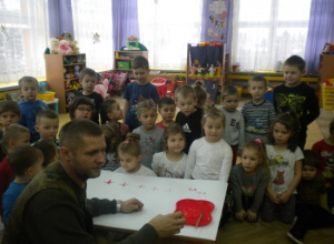 "Tropy zwierząt leśnych" - spotkanie edukacyjne dzieci z grupy I i III z leśniczym