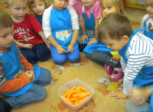 "3-4-latki z przyjemnością piły samodzielnie zrobiony soczek owocowo-warzywny"