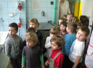 Maluszki zwiedziły kuchnię przedszkolną