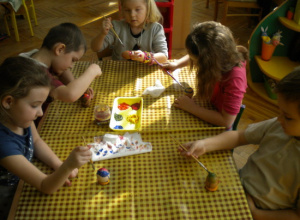 Malowanie jaj sprawiło wiele radości dzieciom z grupy V