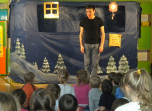 Teatrzyk "Zimowa opowieść wprowadził dzieci w magiczny nastrój zbliżających się świąt