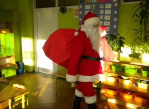 Dziadzio Mikołaj lasem wędruje... - w Mikołajki odwiedził dzieci w przedszkolu