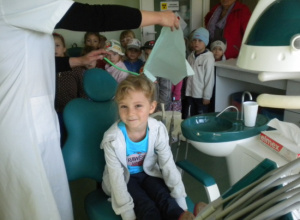 5-latki odwiedziły gabinet stomatologiczny