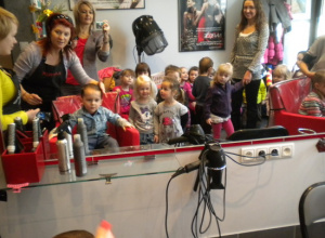3-latki z wizytą w zakładzie fryzjerskim