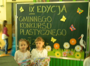 Przedszkolaki odbierają dyplom i nagrodę podczas konkursu plastycznego "Wiosenna łąka" w SP Okup