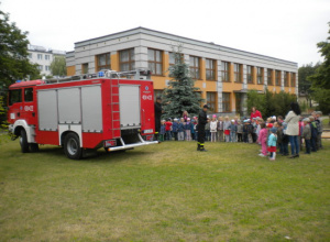 Strażacy przybliżyli przedszkolakom na czym polega ich praca